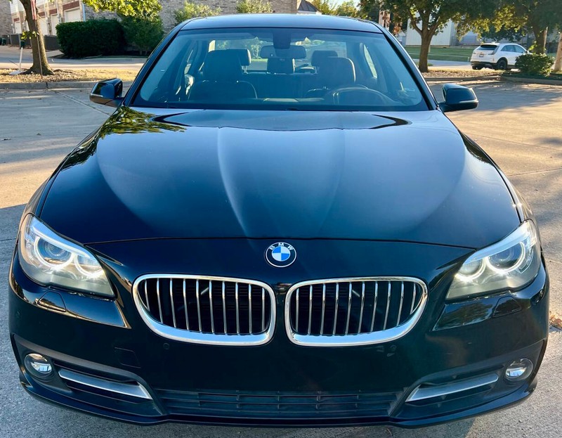 BMW 5 Series Vehicle Full-screen Gallery Image 03