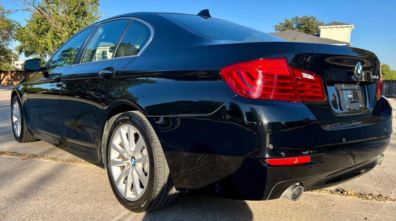 BMW 5 Series Vehicle Full-screen Gallery Image 04