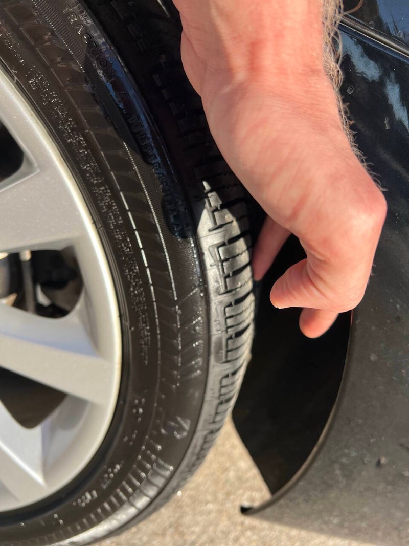 BMW 5 Series Vehicle Full-screen Gallery Image 05