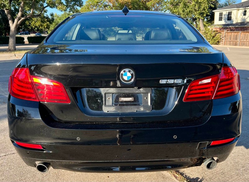 BMW 5 Series Vehicle Full-screen Gallery Image 06