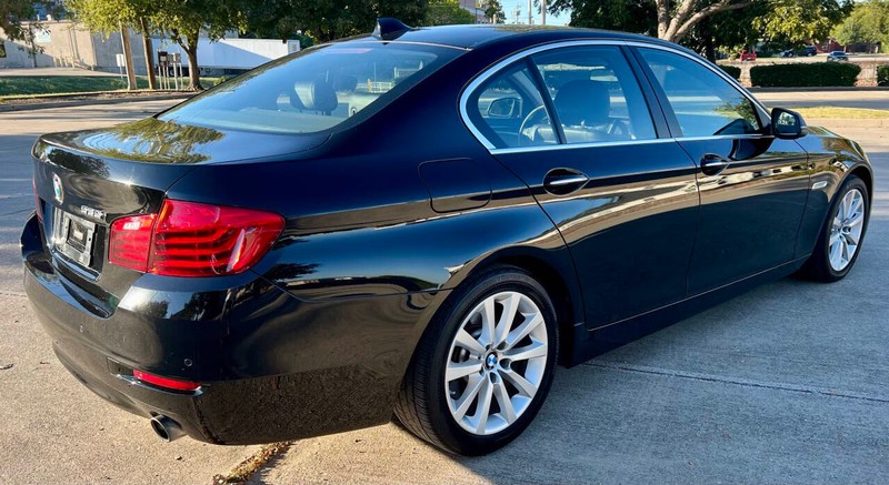 BMW 5 Series Vehicle Full-screen Gallery Image 07