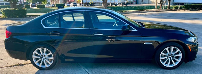 BMW 5 Series Vehicle Full-screen Gallery Image 08