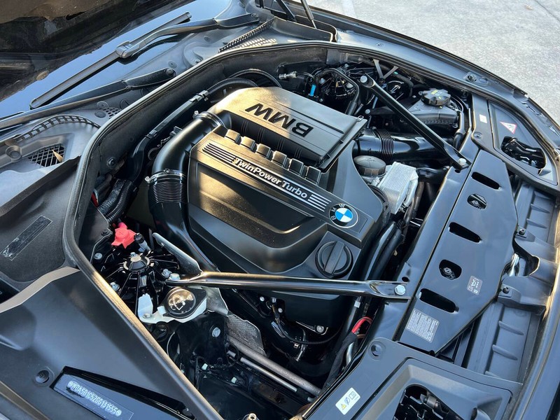 BMW 5 Series Vehicle Full-screen Gallery Image 09