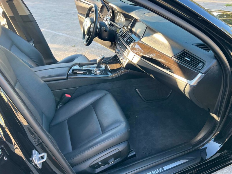 BMW 5 Series Vehicle Full-screen Gallery Image 10