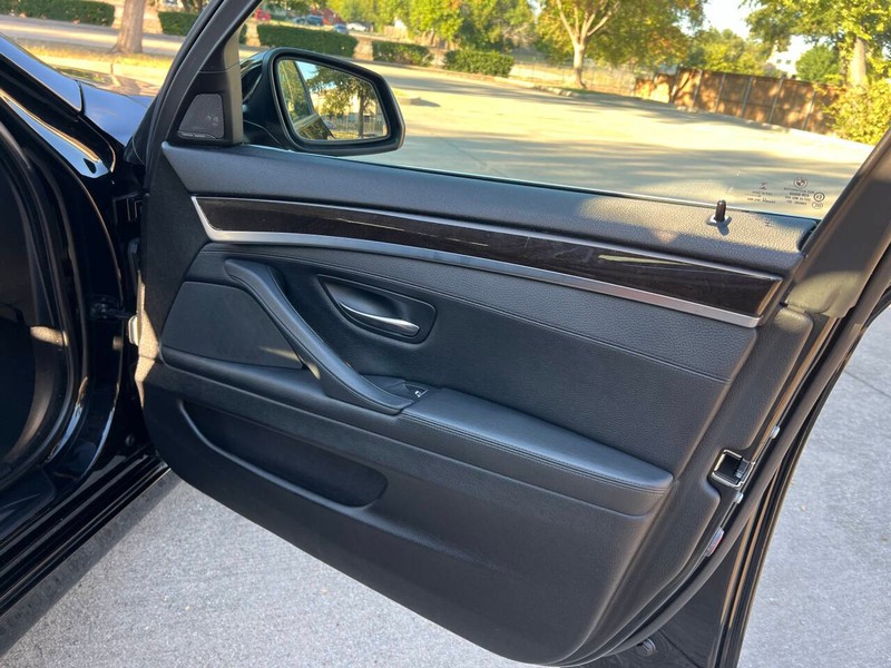 BMW 5 Series Vehicle Full-screen Gallery Image 11