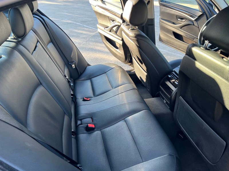 BMW 5 Series Vehicle Full-screen Gallery Image 12