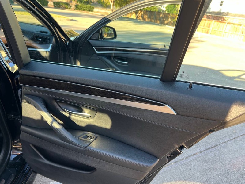 BMW 5 Series Vehicle Full-screen Gallery Image 13