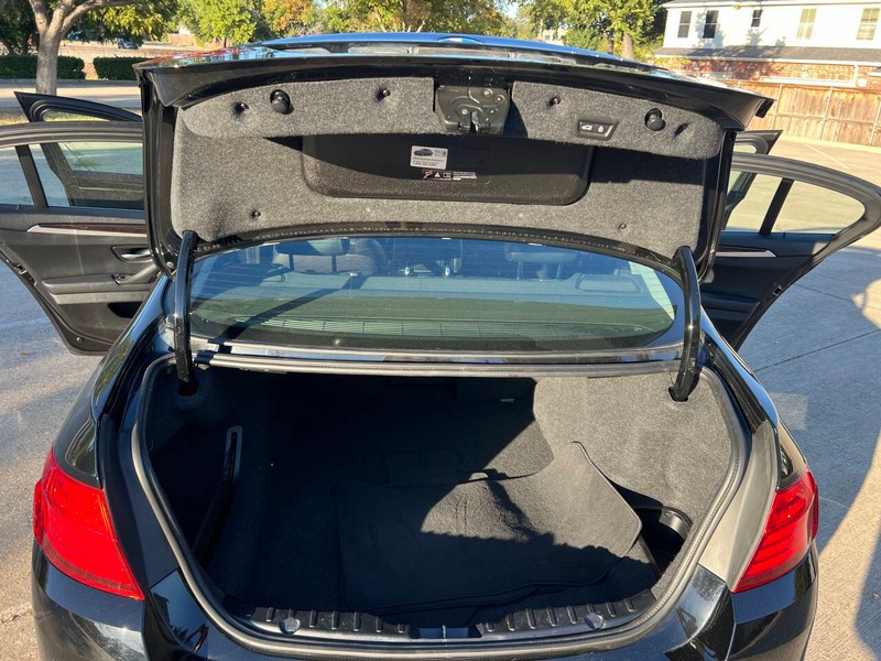 BMW 5 Series Vehicle Full-screen Gallery Image 14