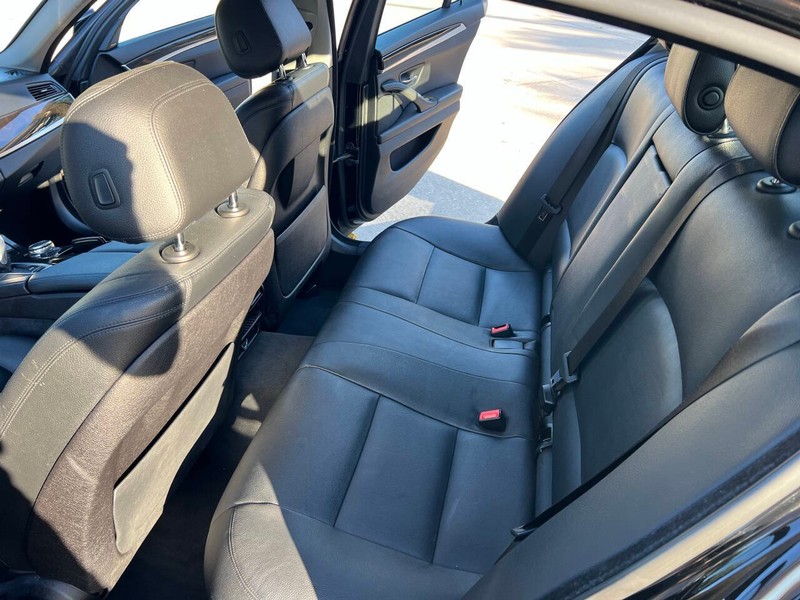 BMW 5 Series Vehicle Full-screen Gallery Image 15