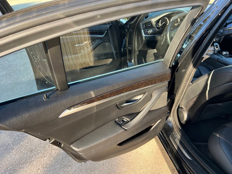 BMW 5 Series Vehicle Full-screen Gallery Image 16