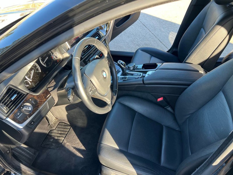 BMW 5 Series Vehicle Full-screen Gallery Image 17