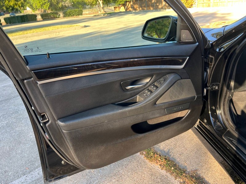 BMW 5 Series Vehicle Full-screen Gallery Image 18