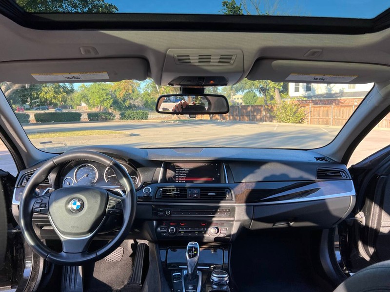 BMW 5 Series Vehicle Full-screen Gallery Image 19