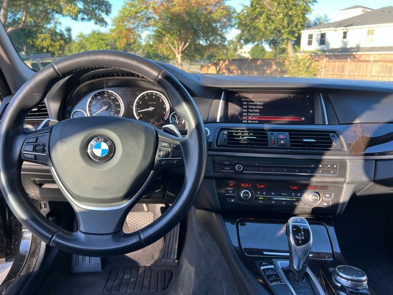 BMW 5 Series Vehicle Full-screen Gallery Image 20