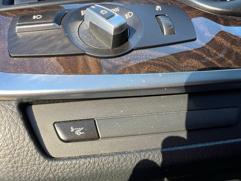 BMW 5 Series Vehicle Full-screen Gallery Image 21