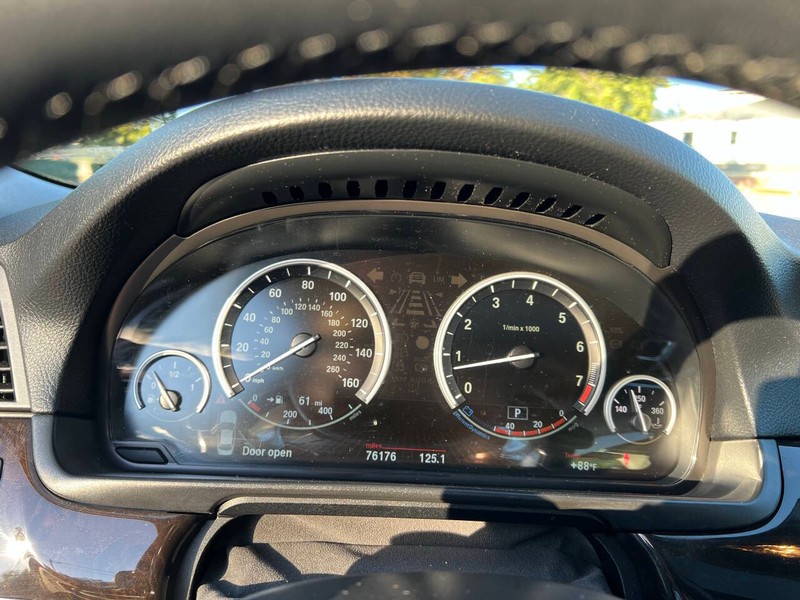 BMW 5 Series Vehicle Full-screen Gallery Image 22