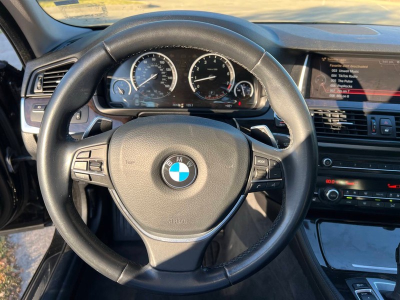 BMW 5 Series Vehicle Full-screen Gallery Image 23