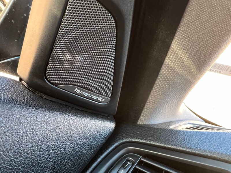 BMW 5 Series Vehicle Full-screen Gallery Image 25