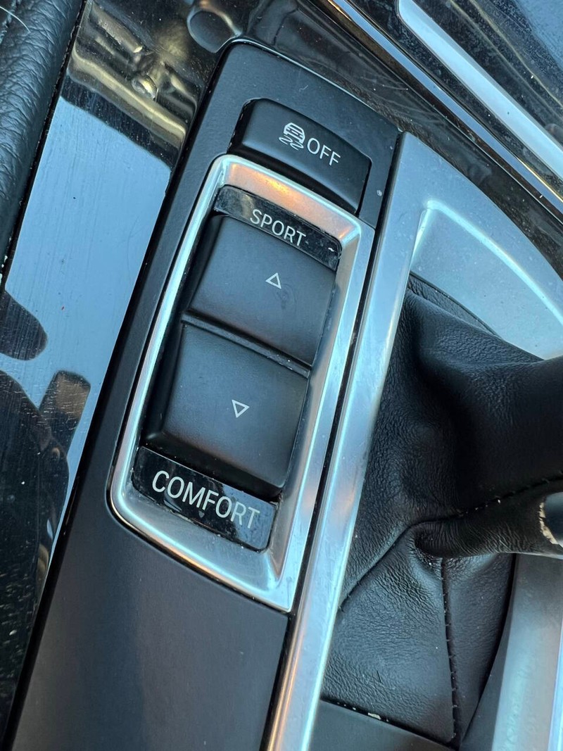 BMW 5 Series Vehicle Full-screen Gallery Image 26