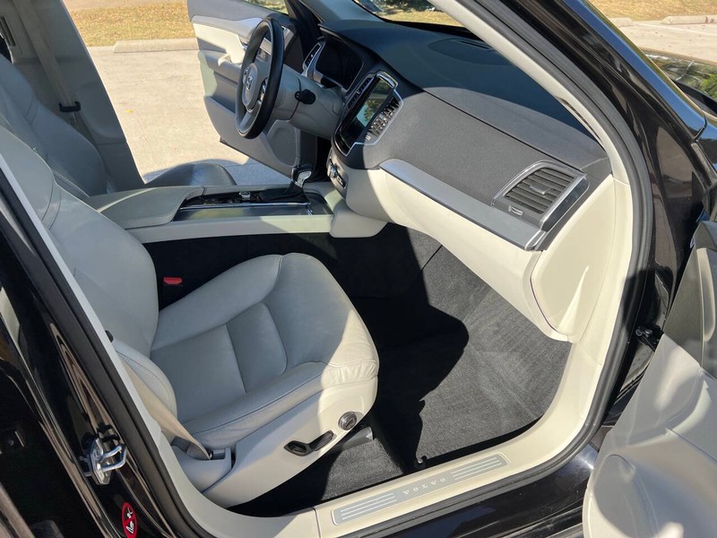 Volvo XC90 Vehicle Full-screen Gallery Image 10