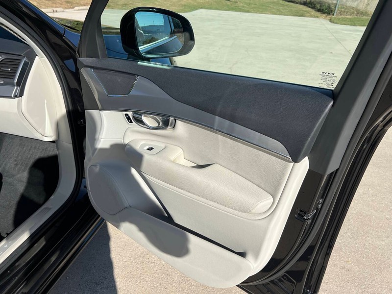 Volvo XC90 Vehicle Full-screen Gallery Image 11