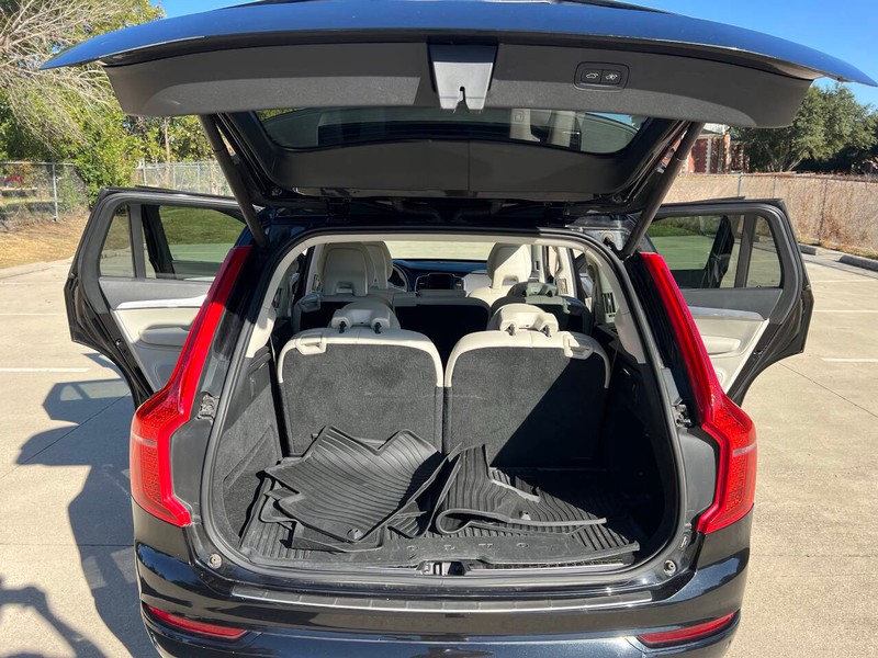 Volvo XC90 Vehicle Full-screen Gallery Image 12