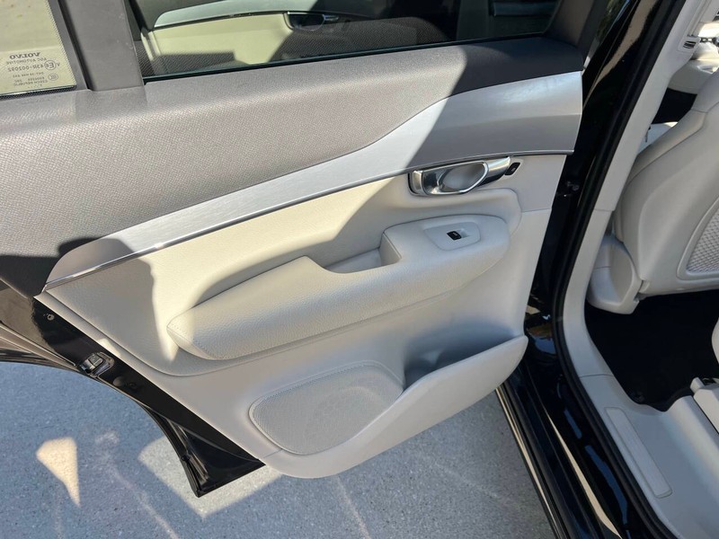 Volvo XC90 Vehicle Full-screen Gallery Image 13