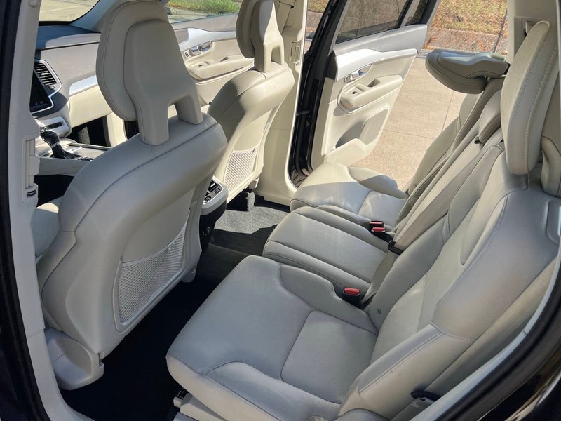 Volvo XC90 Vehicle Full-screen Gallery Image 14