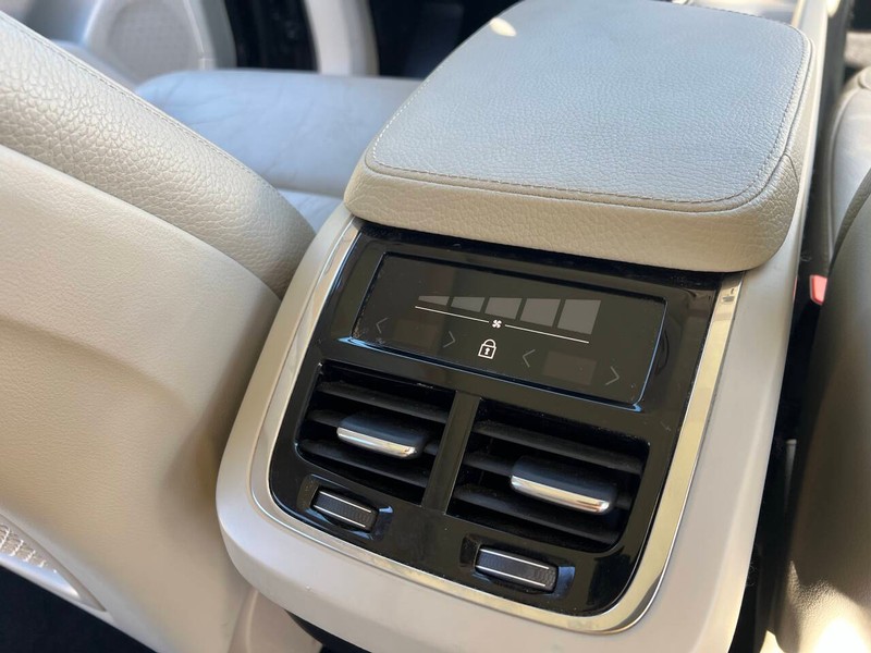 Volvo XC90 Vehicle Full-screen Gallery Image 16