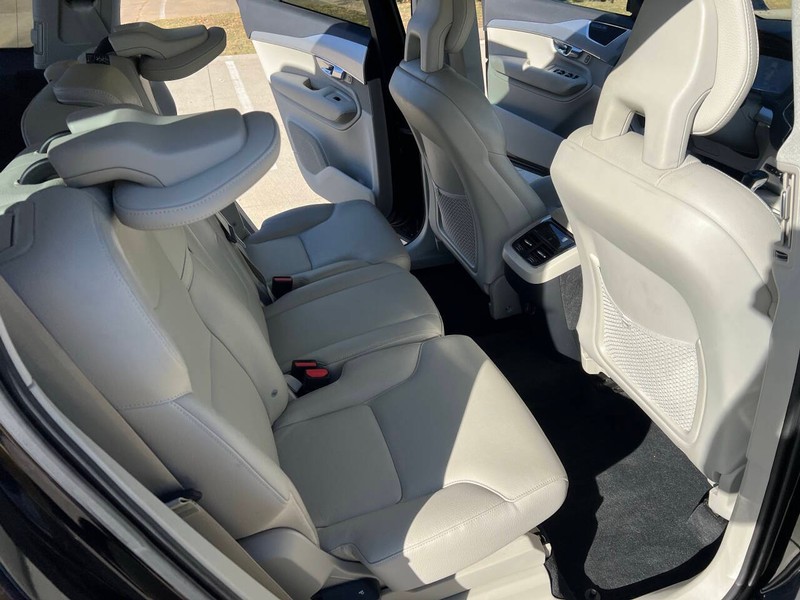 Volvo XC90 Vehicle Full-screen Gallery Image 17