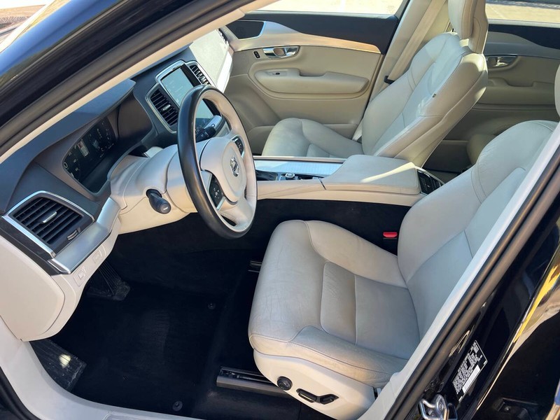 Volvo XC90 Vehicle Full-screen Gallery Image 18