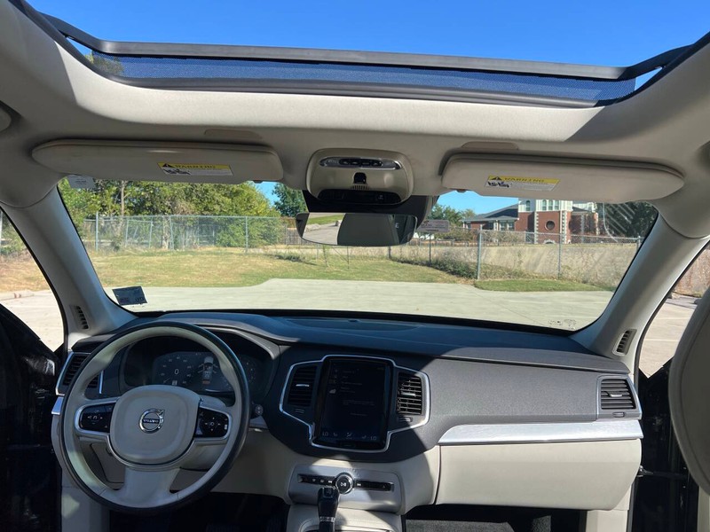 Volvo XC90 Vehicle Full-screen Gallery Image 19