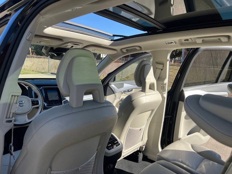 Volvo XC90 Vehicle Full-screen Gallery Image 21
