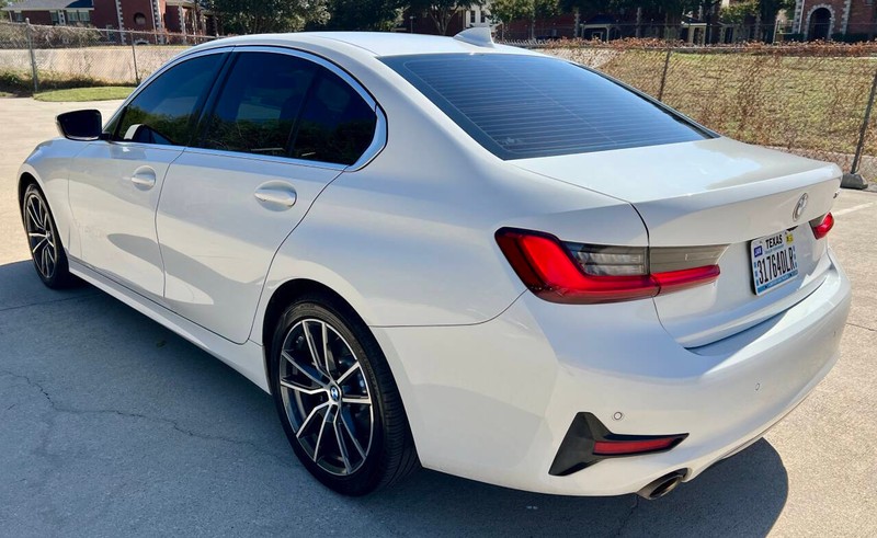 BMW 3 Series Vehicle Full-screen Gallery Image 03