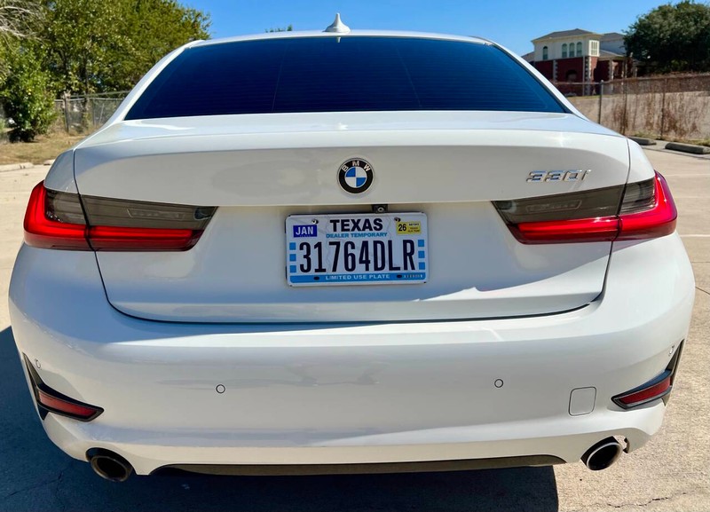 BMW 3 Series Vehicle Full-screen Gallery Image 04