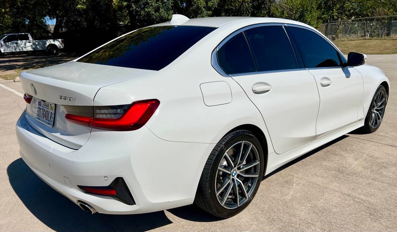 BMW 3 Series Vehicle Full-screen Gallery Image 05