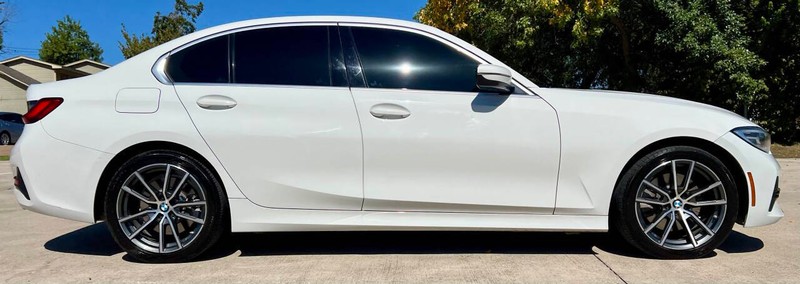 BMW 3 Series Vehicle Full-screen Gallery Image 06