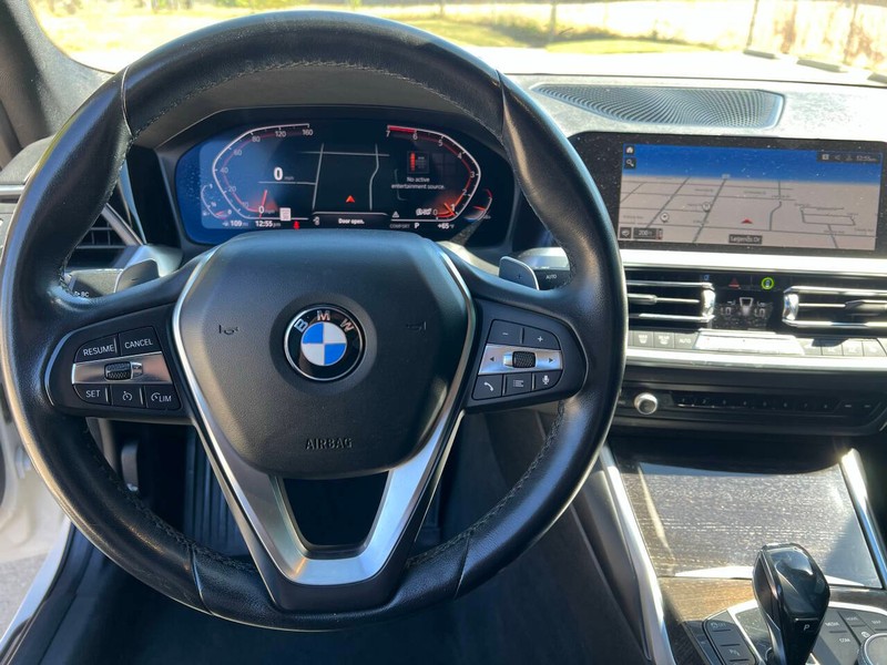 BMW 3 Series Vehicle Full-screen Gallery Image 09