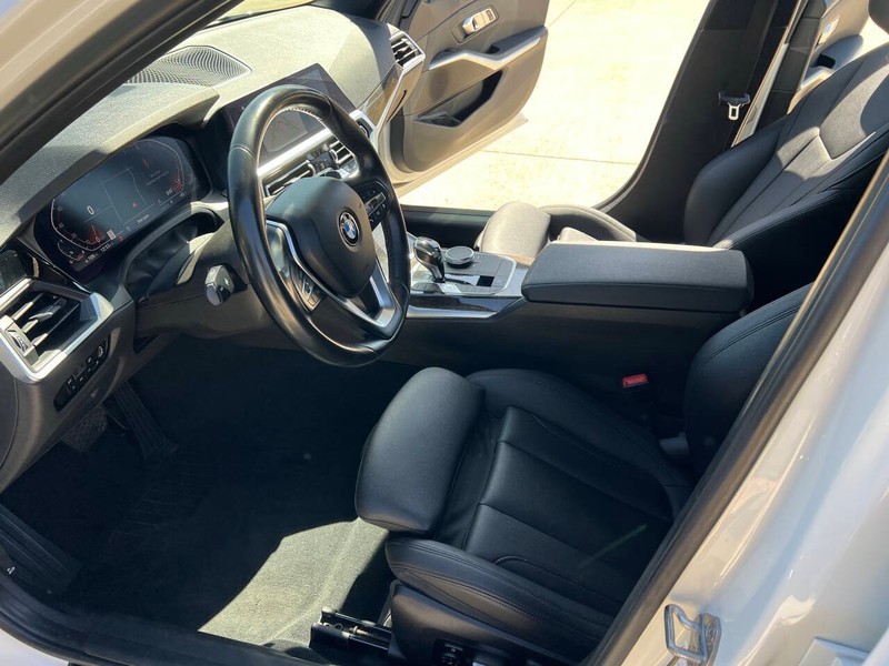 BMW 3 Series Vehicle Full-screen Gallery Image 11