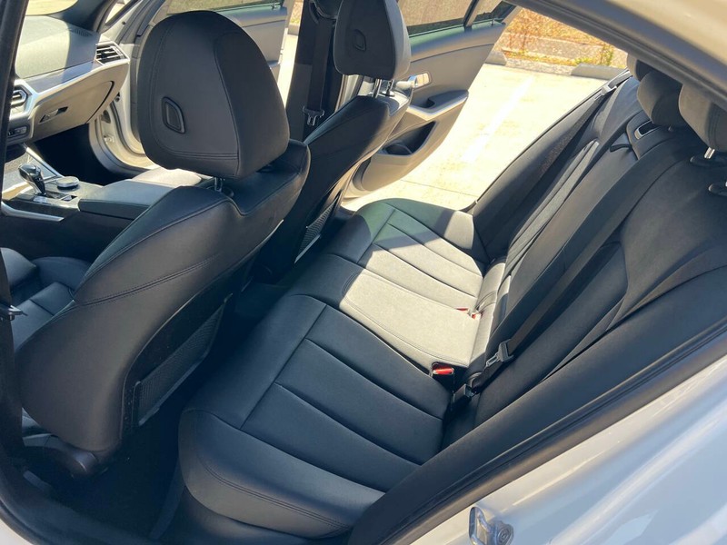 BMW 3 Series Vehicle Full-screen Gallery Image 12