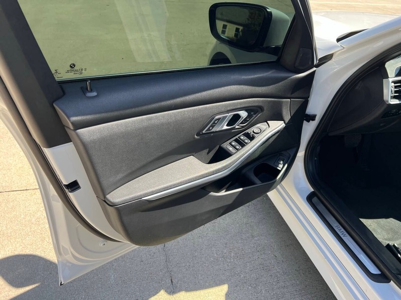 BMW 3 Series Vehicle Full-screen Gallery Image 13