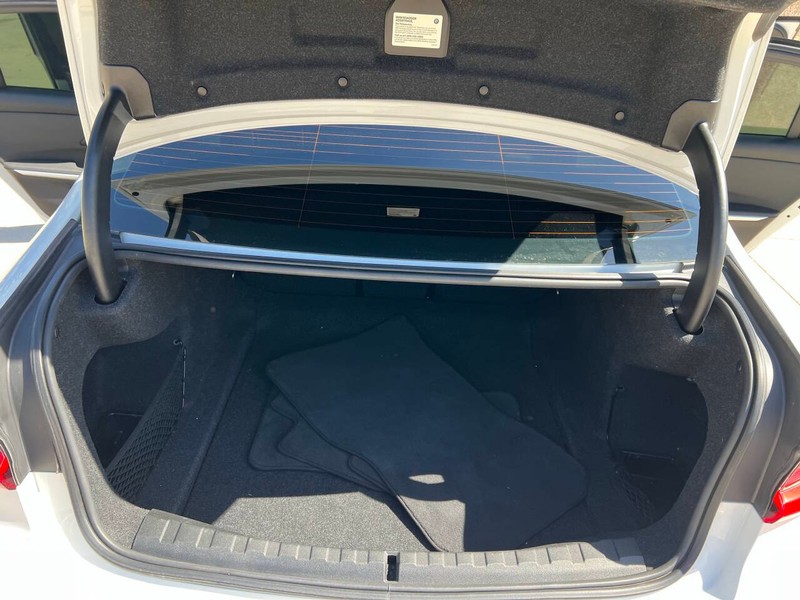 BMW 3 Series Vehicle Full-screen Gallery Image 14