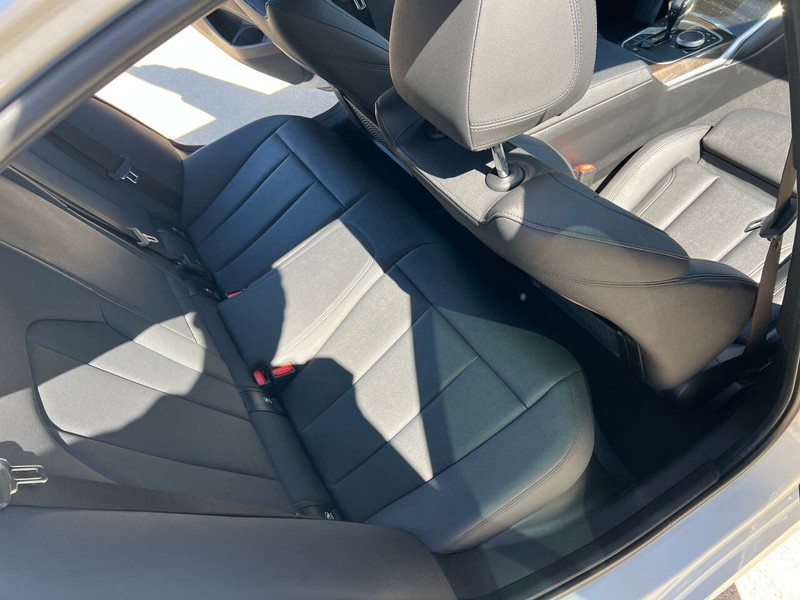 BMW 3 Series Vehicle Full-screen Gallery Image 15