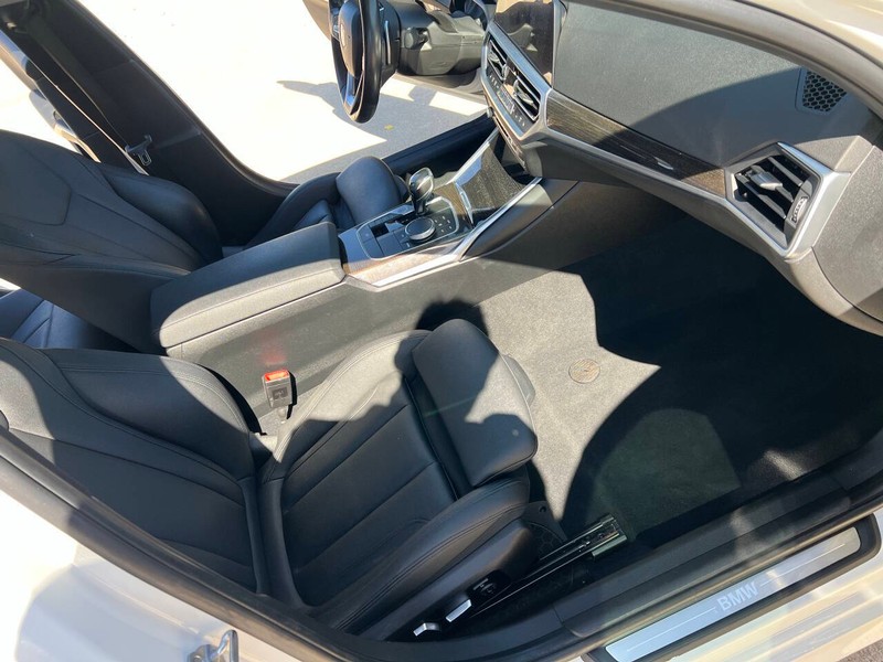 BMW 3 Series Vehicle Full-screen Gallery Image 16