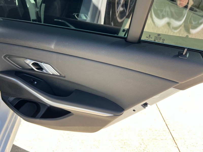 BMW 3 Series Vehicle Full-screen Gallery Image 17