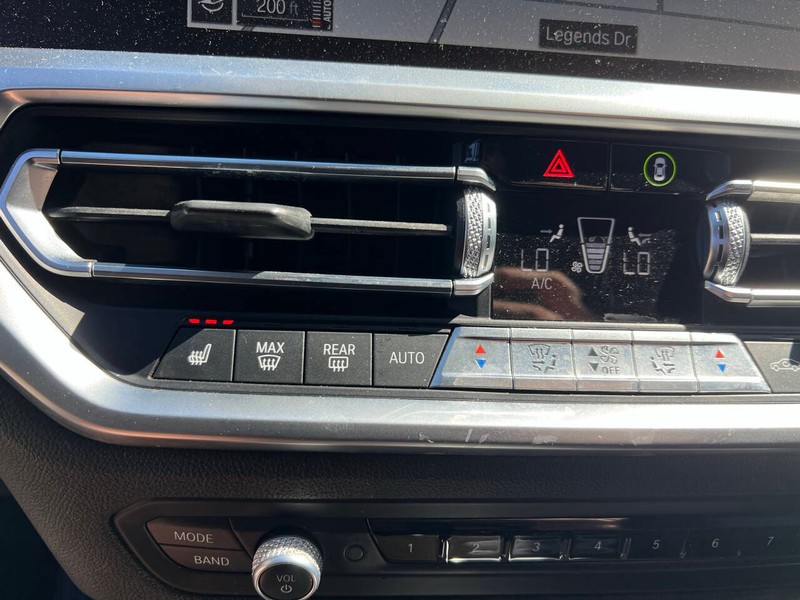 BMW 3 Series Vehicle Full-screen Gallery Image 18