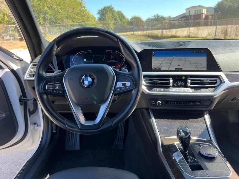 BMW 3 Series Vehicle Full-screen Gallery Image 20