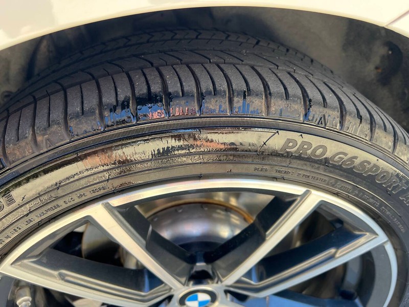 BMW 3 Series Vehicle Full-screen Gallery Image 21