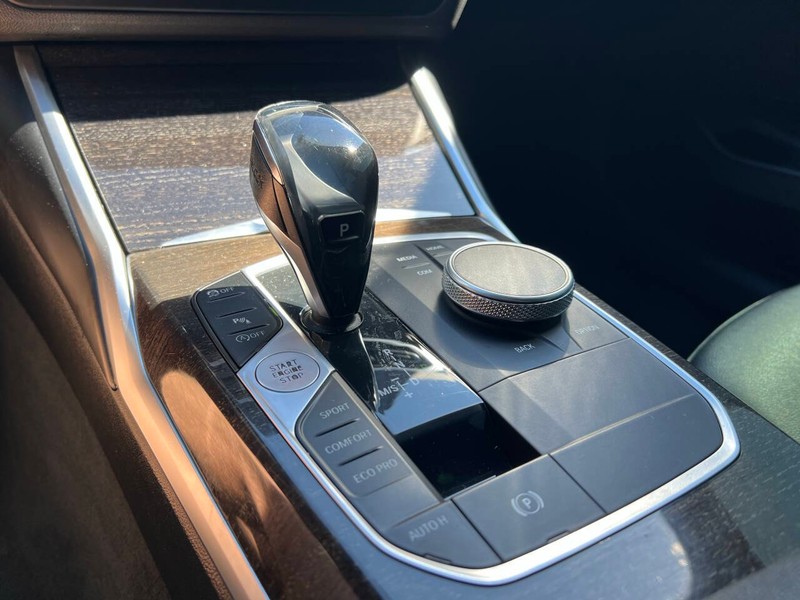 BMW 3 Series Vehicle Full-screen Gallery Image 22