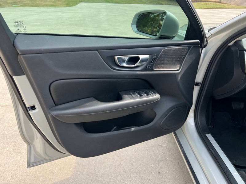 Volvo S60 Vehicle Full-screen Gallery Image 11